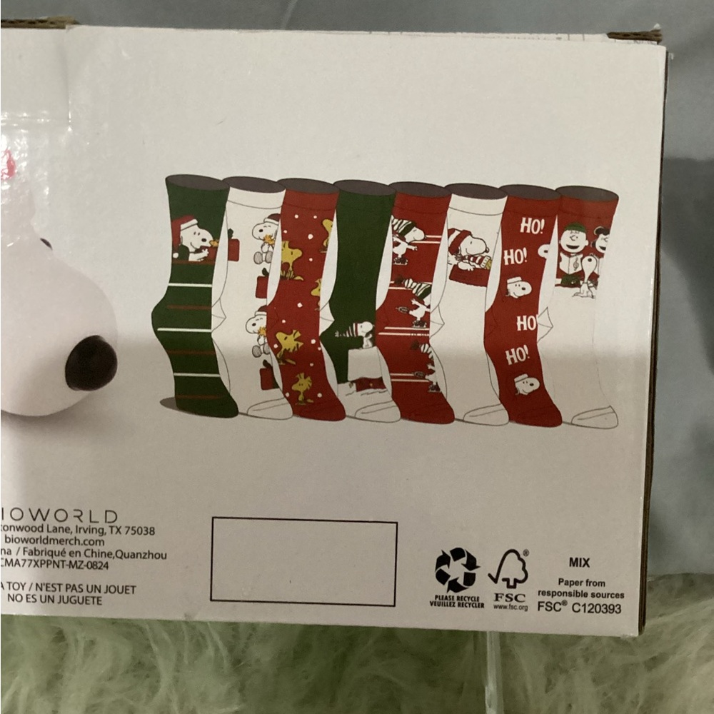 Bioworld Peanuts Snoopy 14oz Sculpted Mug & 8 Pair Crew Socks Christmas Gift Set - Picture 12 of 13